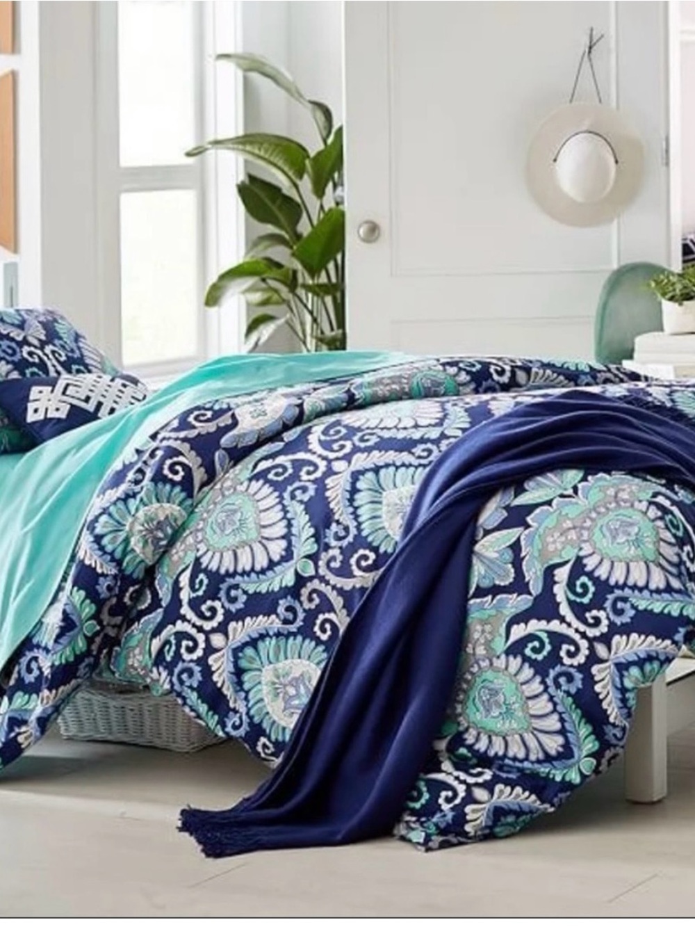 Pottery Barn Teen Navy and Teal Floral-Print duvet cover full/queen  Natalie